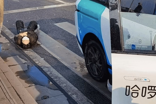 Hai người đi bộ nguy kịch sau cú tông của robotaxi