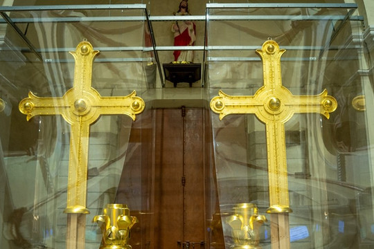 2 Thánh giá mạ vàng, nặng 400kg được trưng bày ở nhà thờ nổi tiếng bậc nhất Sài Gòn