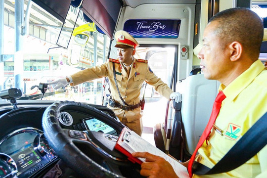 Quốc hội chính thức bỏ quy định taxi, xe vận tải phải lắp ghế an toàn trẻ em