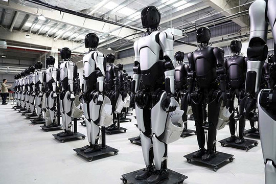 Startup Trung Quốc cán mốc 5.000 robot hình người, tăng tốc đối đầu trực diện với Elon Musk