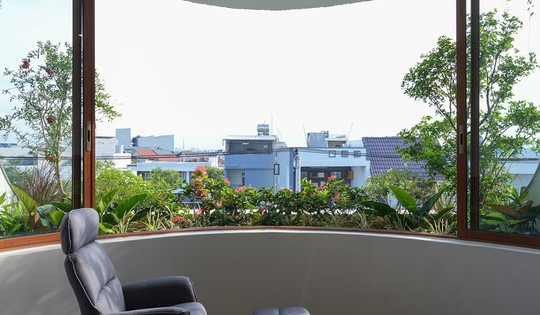 Biến ngôi nhà phố trở thành 'ốc đảo' giữa đô thị ồn ã