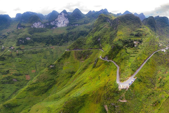 Huy động 2.300 nhân công thuộc 16 dân tộc, đục khoét gần 3 triệu m3 đất đá, làm 42 cây cầu để dựng nên cung đèo hiểm trở nhất Việt Nam