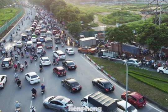 Rào nửa lòng đường đại lộ Thăng Long để thi công sửa chữa