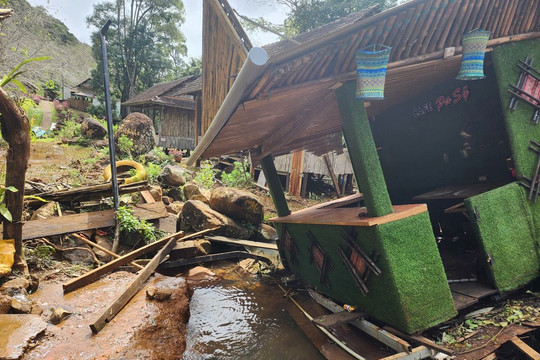 ‘Khu vườn địa đàng’ của Việt Nam bị đóng cửa do hàng trăm khối đất đá vùi lấp dòng suối, đánh sập nhiều công trình