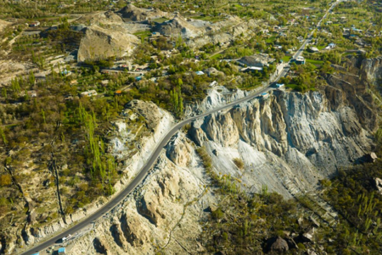 Huy động 24.000 công nhân tham gia dự án đường cao tốc gần 1.300km mang tính lịch sử, thời gian xây dựng kéo dài hai thập kỷ