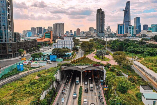 Huy động hơn 1.500 kỹ sư, công nhân, nạo vét 450.000m3 bùn, lai dắt 4 đốt hầm nặng hàng chục tấn để xây hầm vượt sông dài nhất Đông Nam Á