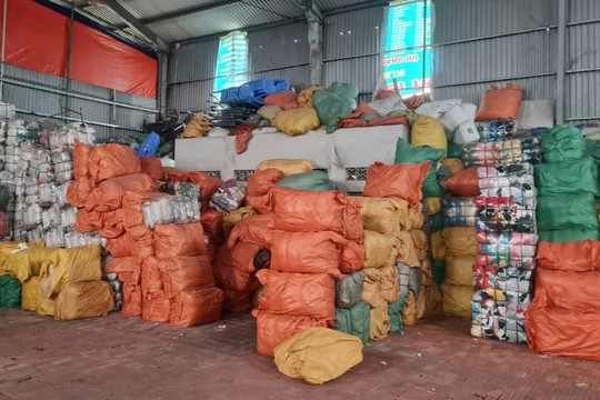 Chủ kho hàng Nguyễn Thị Nhàn ở Hải Phòng bị lực lượng chức năng tịch thu 94 tấn quần áo không rõ nguồn gốc