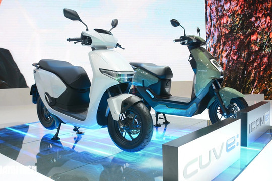 Khách Việt chỉ cần chi 1,4 triệu để sở hữu ‘siêu xe máy điện’ Honda: Thiết kế đẹp, 2 pin tháo rời, có tính năng lùi điện giúp ‘luồn lách’ ngõ nhỏ