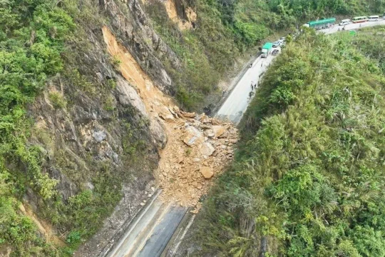 Sạt lở nghiêm trọng trên Quốc lộ 6 vùi lấp 4 người, giao thông tê liệt