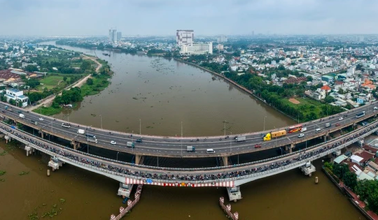 Cầu vượt sông 9.000 tấn áp dụng kỳ tích Việt Nam, nâng tĩnh không lên hơn 1,25m chính thức hoàn thiện