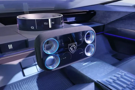 Hãng xe Pháp sắp đưa vô-lăng tứ giác 'dị nhất lịch sử' lên xe phổ thông, lái điện tử nhạy gấp 3 lần thông thường