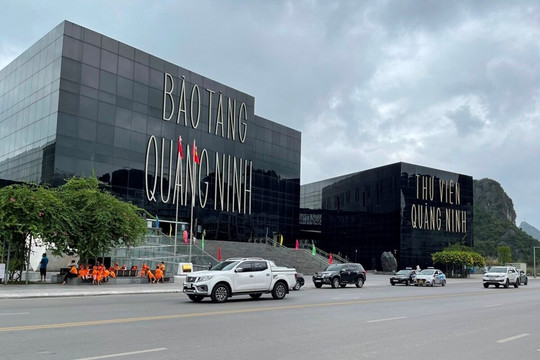 'Ngọc trai đen' bên vịnh biển đẹp nhất Việt Nam đón vị khách thứ 1 triệu