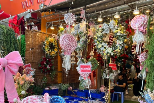 Đồ Noel giá 'sập sàn', nhân viên đội nắng ra đường đón khách vẫn không thấy