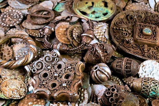 Người đàn ông tìm thấy kho báu 800 năm tuổi khi đang đào đất tìm giun