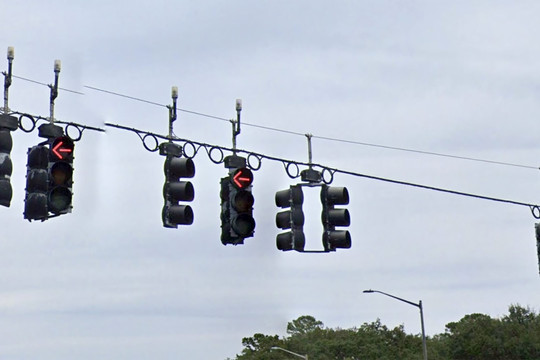 Lần đầu tiên đèn giao thông màu xanh dương xuất hiện tại giao lộ để bắt lỗi vượt đèn đỏ