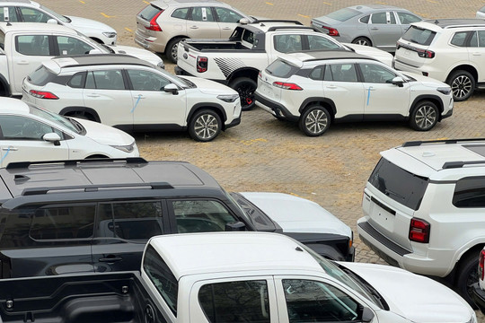 Ô tô nhập khẩu dồn dập về TP.HCM trước Tết, cảng Hiệp Phước 'nghẹt thở': Toyota, Mitsubishi chiếm hơn 2.000 xe