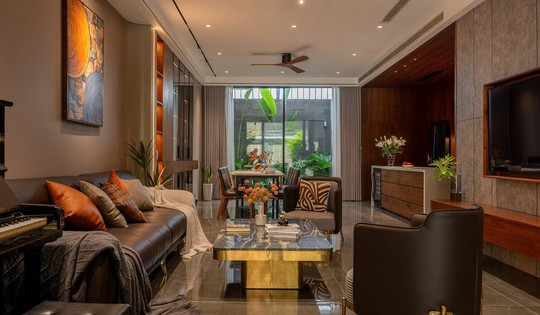 Bỏ chung cư Hà Nội về quê Nghệ An: Cặp vợ chồng xây nhà 3 tầng hiện đại, ban công phủ xanh rủ ôm trọn mặt tiền