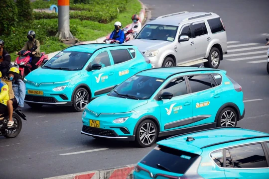 Đỉnh như TP.HCM: 71% taxi là xe điện, gần 10.000 cổng sạc đã vận hành, đặt mục tiêu 1.500 trạm sạc công cộng