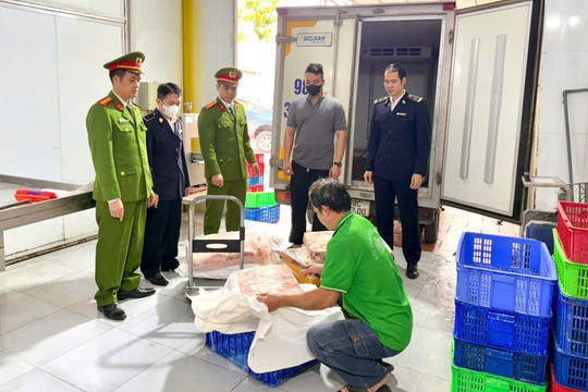 Phát hiện hơn 1,3 tấn mỡ lợn, da gà và nội tạng 'trôi nổi' trong kho lạnh và xe tải ở Bắc Ninh