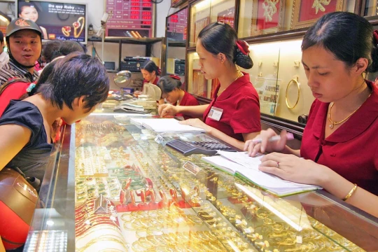 Vàng miếng 'một mình một chợ'