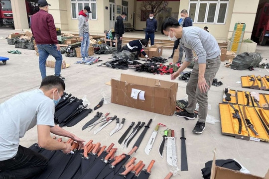 Từ nay, người dân có thể bị phạt tới 2 triệu đồng nếu mang dao tới nơi công cộng mà không bọc, cất giữ an toàn