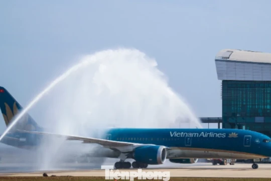 Chuyến bay thương mại đầu tiên hạ cánh xuống Long Thành