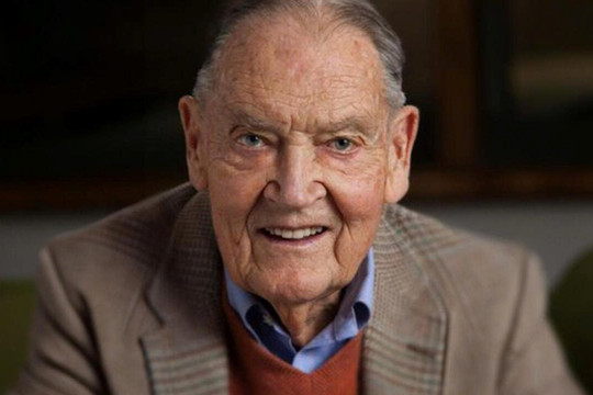 Huyền thoại thay đổi cách cả thế giới đầu tư nhưng chỉ thích kiếm tiền cho người khác, được Warren Buffett gọi là ‘người hùng’