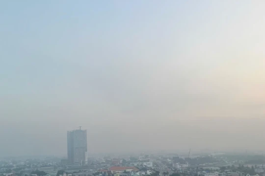 Chất lượng không khí TPHCM tiếp tục ở mức báo động, trời mù mịt