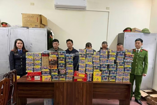 Bắt giữ tài xế xe tải cầm đầu đường dây đưa hơn 1 tạ pháo lậu từ Lào về Việt Nam