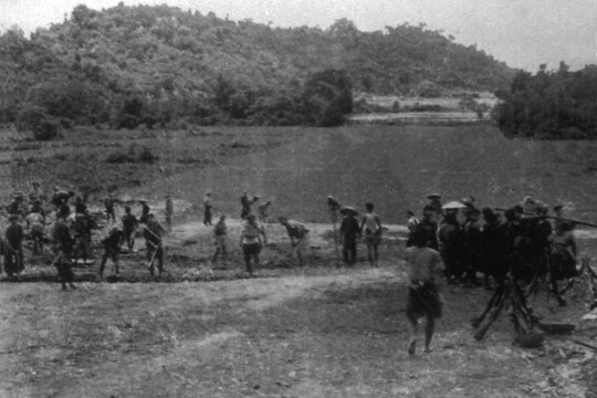 Huy động 200 nhân dân cùng chiến sĩ san phẳng đất đá, làm việc thần tốc, xây dựng sân bay quốc tế đầu tiên của Việt Nam trong vòng 2 ngày