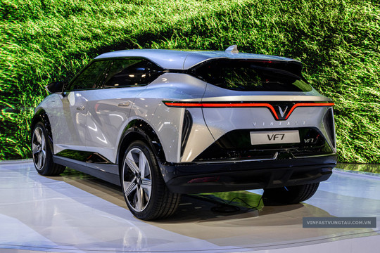 VinFast 'ẵm' cùng lúc 3 giải lớn tại thị trường ô tô lớn thứ 3 thế giới: VF 7 được vinh danh 'SUV điện của năm'