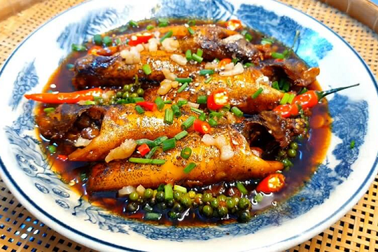 Giá cao ngất nhưng luôn cháy hàng, loại cá nhìn 'tối thui' khác lạ có gì đặc biệt?