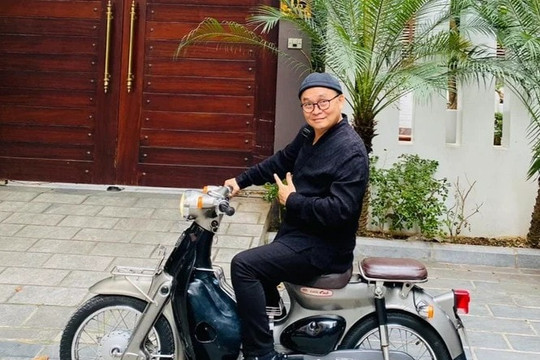 ‘Vua hài đất Bắc’ Xuân Hinh đi xe máy xăng chỉ 8 triệu: Trọng lượng 70kg, thiết kế cổ điển, chạy tối đa 50km/h