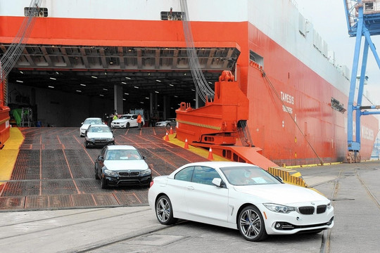 Chưa từng có tiền lệ: Lượng ô tô nhập khẩu của Việt Nam phá sâu mọi kỷ lục, sắp cán mốc 200.000 xe trong gần 12 tháng