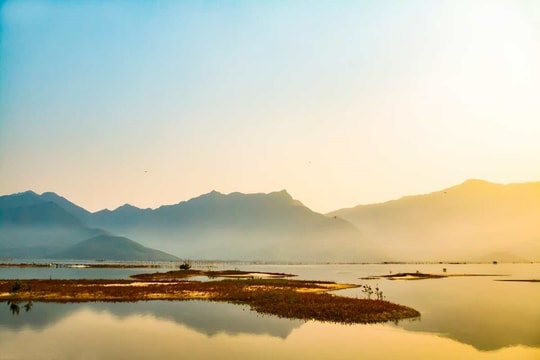 Truyền thông quốc tế gợi ý 3 trải nghiệm 'đáng để đi nhất Việt Nam': Nơi là 'Vương quốc mắm', nơi được ví như kỳ quan của miền Trung