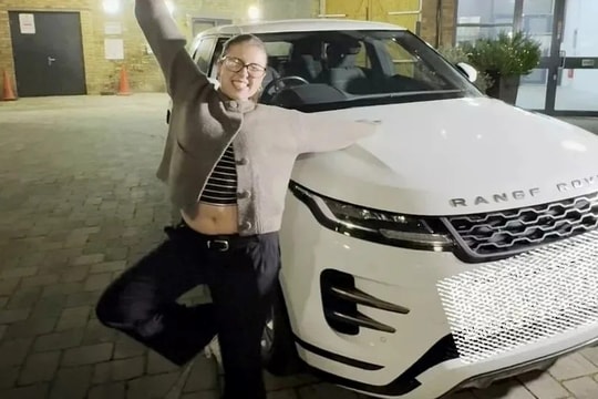 'Sếp nhà người ta' chi tiền tỷ tặng quà Giáng sinh cho nhân viên, có người bốc trúng Range Rover