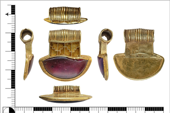 Phong tỏa khẩn cấp một sườn đồi, phát hiện kho báu chứa nhiều dây chuyền vàng và ngọc hồng lựu quý giá