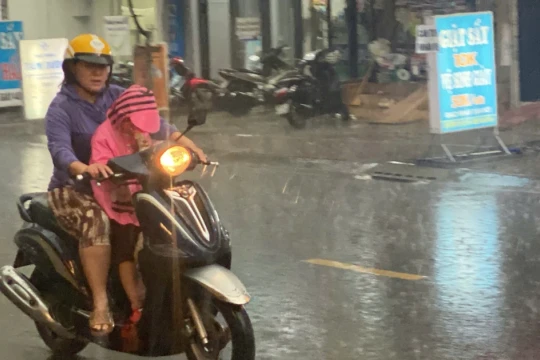TPHCM mưa trắng trời trước lễ Giáng sinh, cơ quan khí tượng cảnh báo khẩn