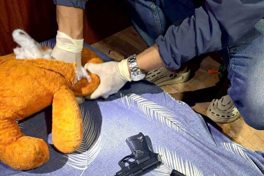 Huy động chó nghiệp vụ, sử dụng máy xúc đào xới khu đất vườn rộng 2.000m², tiến hành khám xét khẩn cấp nơi ở của Vũ Đình Trọng