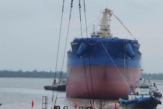 Chính thức hạ thủy tàu hàng tải trọng 65.000DWT lớn nhất cả nước, do hơn 500 kỹ sư, công nhân người Việt Nam tự thiết kế, thi công