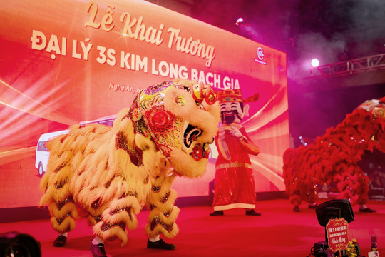 Hãng xe Việt Kim Long Motor chính thức khai trương showroom 3s đầu tiên tại vị trí 'đắc địa' bậc nhất Nghệ An