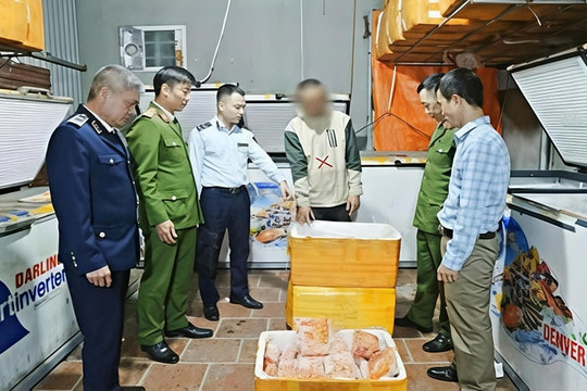 Gần 700kg trứng non, nầm lợn không nguồn gốc tại cơ sở do N.S.T. sinh năm 1990 làm chủ chuẩn bị tuồn vào các quán ăn