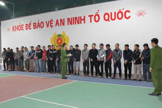 Đột kích một sới gà, bắt nóng 28 người, tịch thu 3 con gà chọi, 2 ô tô và gần 60 triệu đồng tiền mặt
