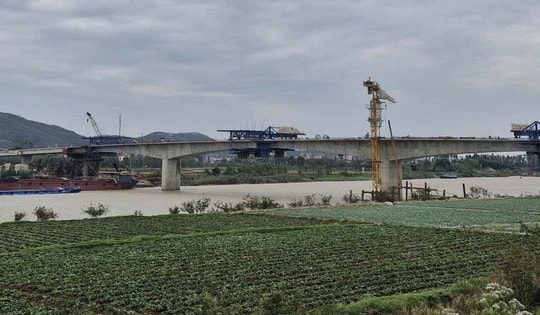 Sắp hợp long công trình trăm tỷ thay thế cho cây cầu đặc biệt hiếm hoi có đường bộ chung đường sắt tại Việt Nam