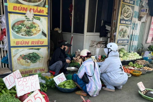 Hàng loạt rau củ bất ngờ chỉ còn 10.000 đồng/kg