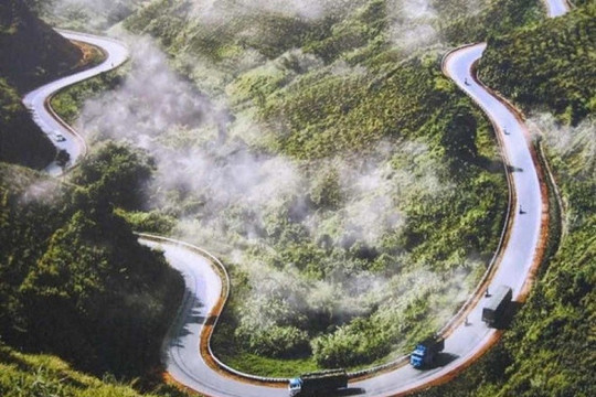 Cung đường dài 32km là chứng nhân cho chiến thắng ‘lừng lẫy năm châu, chấn động địa cầu’, nay mở ra ‘tiên cảnh’ với 125 khúc cua tay áo chữ A, chữ Z