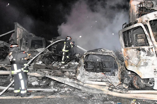 Kinh hoàng hơn 50 xe đâm liên hoàn trên cao tốc: Hàng chục người bị thương, nhiều phương tiện bốc cháy đen kịt khiến giao thông tê liệt hàng tiếng đồng hồ