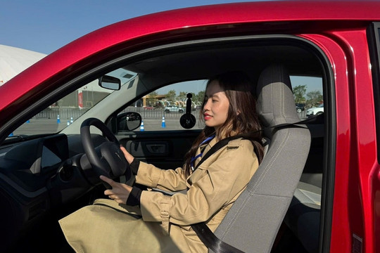 Mẫu ô tô rẻ nhất của VinFast chỉ 269 triệu được quảng cáo nhỏ gọn, khách hàng nữ 1m50 lái thử và đưa ra thẳng lời nhận xét, không ngại ‘bóc tách’ về nội thất