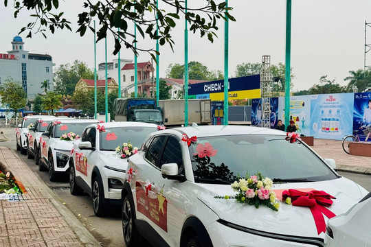 VinFast ‘chơi lớn’ trong mùa cưới, tài trợ toàn bộ xe rước dâu cho 11 cặp vợ chồng công nhân tại Nghệ An