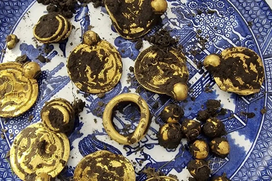 Tịch thu 9 mặt dây chuyền, 3 nhẫn cùng 10 hạt vàng nguyên chất do người đàn ông 51 tuổi tìm thấy trên một hòn đảo